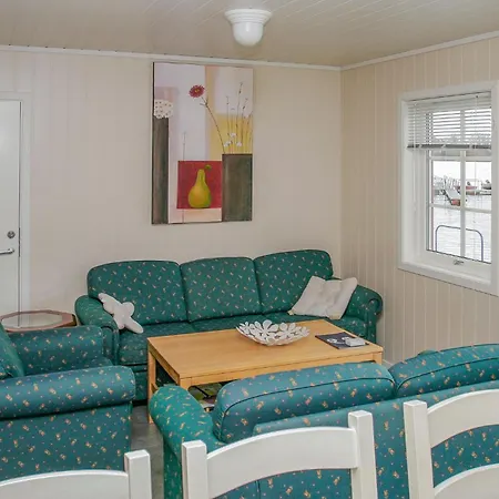 3 Bedroom Cozy In Holiday home Sjernaroy